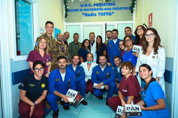 Taranto, i piloti delle Frecce Tricolori in visita ad Oncoematologia Pediatrica