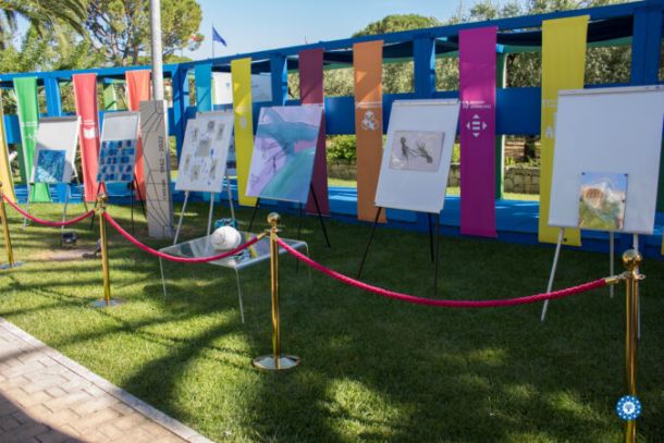 Tre donne sul podio del concorso di arti visive “ArpAmare”