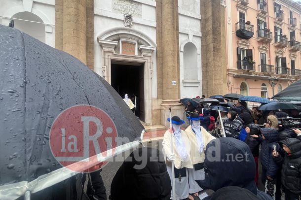 Taranto, al via i riti della Settimana Santa. Le poste di perdoni sotto la pioggia