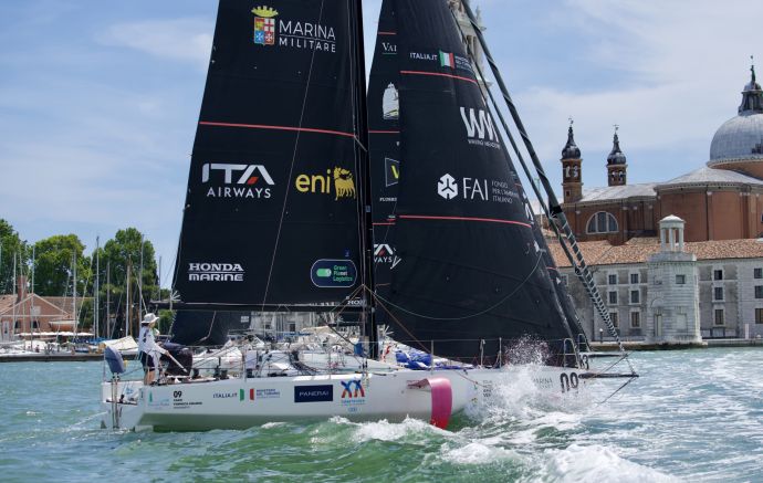 Un dettaglio della partenza del marina militare nastro rosa tour 2026