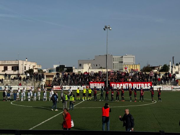 Il Taranto pareggia a Racale (1-1). De Simone para un rigore