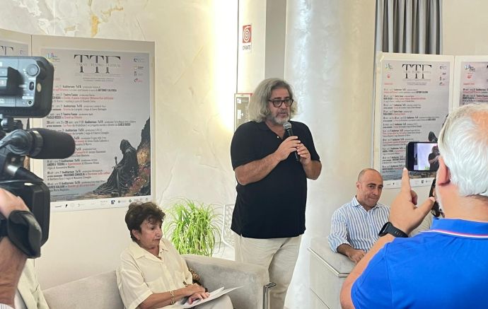 Un momento della conferenza stampa (massimo cimaglia al centro, tra il sindaco di taranto pietro bitetti e clara cottino del crest