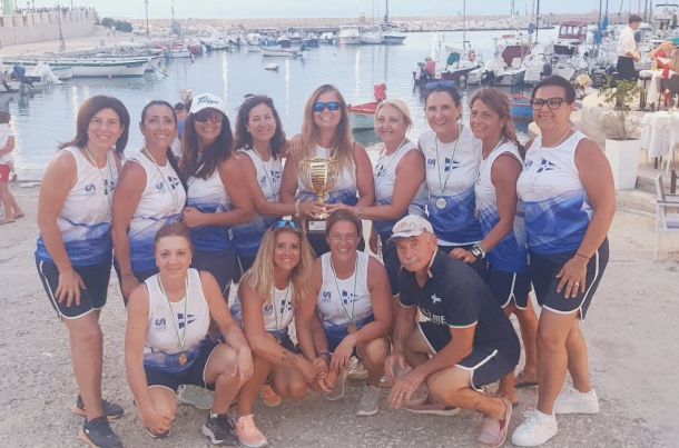 Taranto, un premio per le campionesse d’Italia di canottaggio a sedile fisso a 10 remi