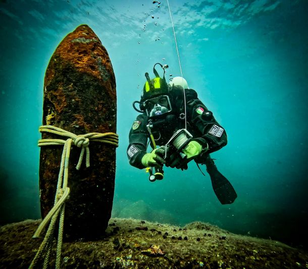 I palombari della Marina Militare bonificano 4 ordigni bellici nel Mar Piccolo di Taranto